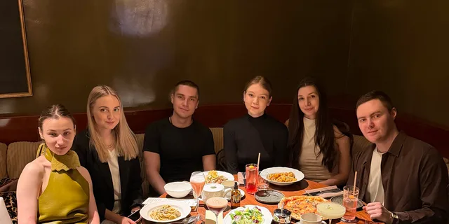 Команда агентства за круглым столом на новогоднем ужине